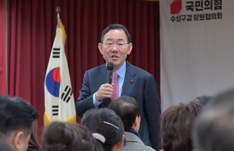 ▲ 국민의힘 주호영 국회부의장(수성구갑)이 11일 오전 고산농협 강당에서 열린 의정보고회에서 그동안의 입법 성과 등을 주민에게 설명하고 있다.ⓒ주호영 부의장실