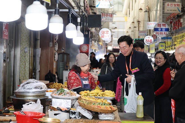 ▲ 원주시가 12일 중앙동 일원에서 전통시장 소비 활성화를 위한 명절 장보기 행사를 개최했다. ⓒ원주시