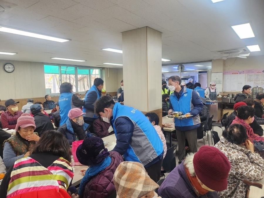 ▲ 한국가스공사 광주전남지역본부 설명절 전달식ⓒ광주사회복지공동모금회 제공