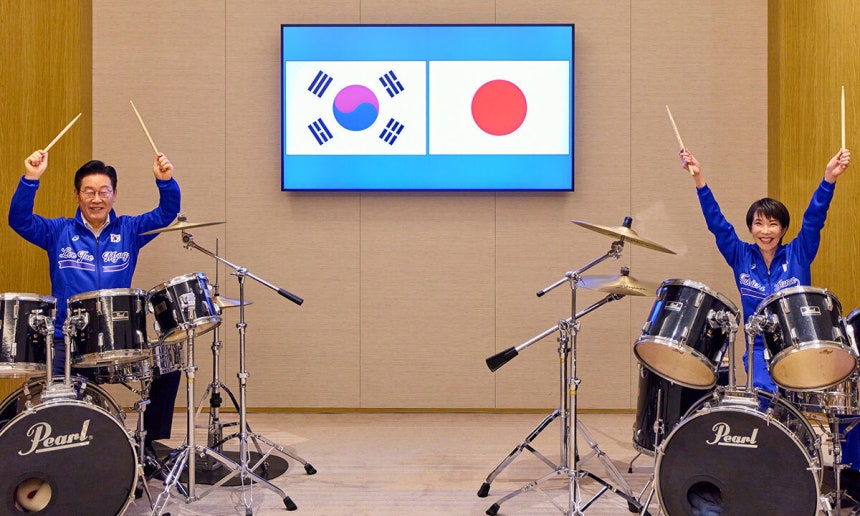 ▲ 이재명 대통령과 다카이치 사나에 일본 총리가 지난달 13일 일본 나라현에서 정상회담 후 환담장에서 드럼 합주를 하는 모습. ⓒ공동 취재