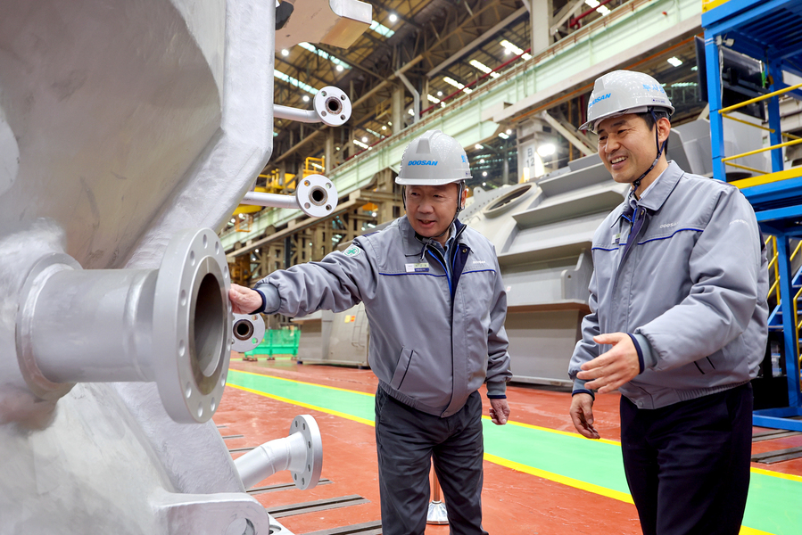 ▲ 박정원 두산그룹 회장(왼쪽)이 11일, 경남 창원 두산에너빌리티 사업장을 방문해 제작 중인 발전용 가스터빈 제품을 살펴보고 있다. ⓒ두산