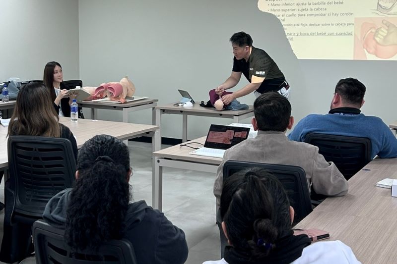 ▲ 순천향대천안병원 이한유 센터장이 엘살바도르 의료진에게 대한민국의 선진 응급의료체계를 전수하고 있다.ⓒ순천향대천안병원