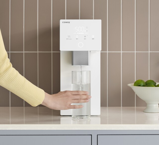 ▲ 코웨이가 용기 높이를 자동 인식하는 ‘스마트 무빙 파우셋’을 적용한 신제품 ‘아이콘 정수기 3’를 출시했다. ⓒ코웨이