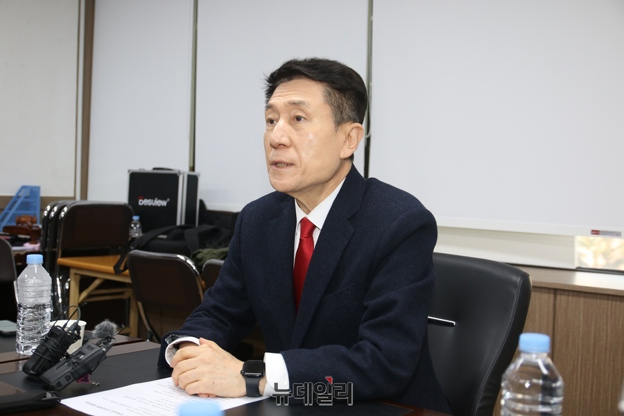 ▲ 이강덕 전 시장은 12잎 오전 국민의힘 경북도당에서 기자회견을 열고 “통합 자체를 부정하는 것은 아니지만, 실질적인 권한 이양 없는 현재의 통합 논의는 ‘앙꼬 없는 찐빵’에 불과하다”고 주장했다.ⓒ뉴데일리