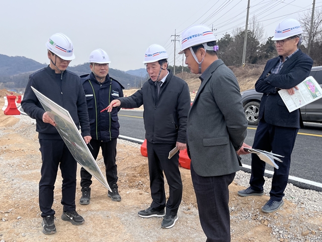 ▲ 김순구 충북개발공사 사장이 지난 10~11일 산업단지 현장과 오송 제3생명과학 국가산업단지 예정지를 점검하고 있다. ⓒ충북개발공사