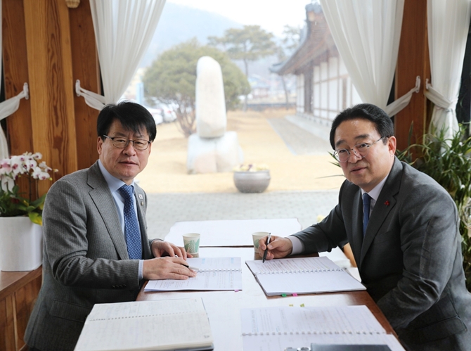 ▲ 황규철 옥천군수(오른쪽)가 11일 임호선 의원을 만나 농어촌 기본소득 시행지침과 관련해 면담을 하고 있다. ⓒ옥천신문