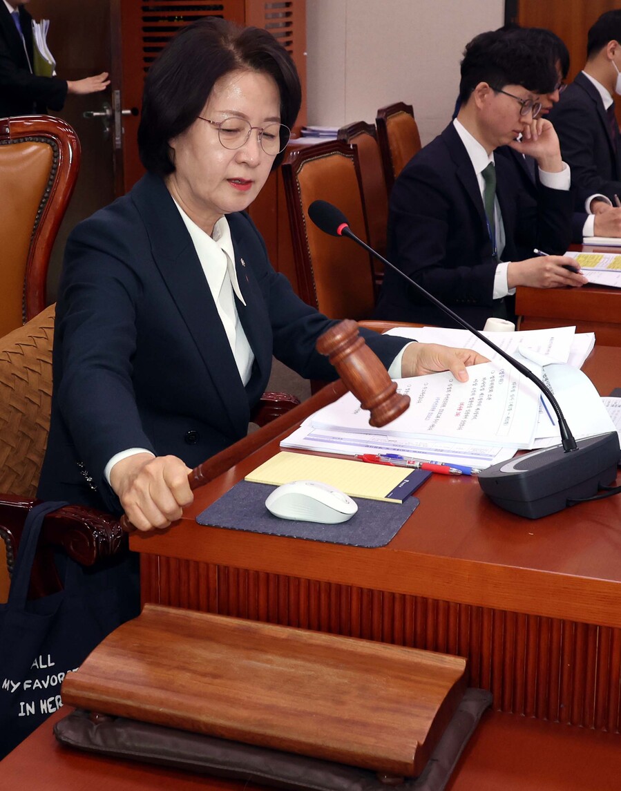 ▲ 추미애 국회 법제사법위원장이 지난 11일 국회에서 열린 법제사법위원회 전체회의에서 의사봉을 두드리고 있는 모습. ⓒ뉴시스