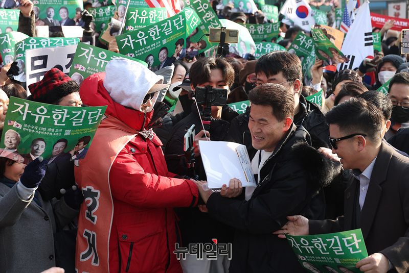 ▲ 전직 한국사 강사 전한길씨가 12일 오전 서울 동작경찰서에 정보통신망법상 허위 사실 적시 명예훼손 등 혐의로 조사받기 위해 출석하고 있다. ⓒ정상윤 기자