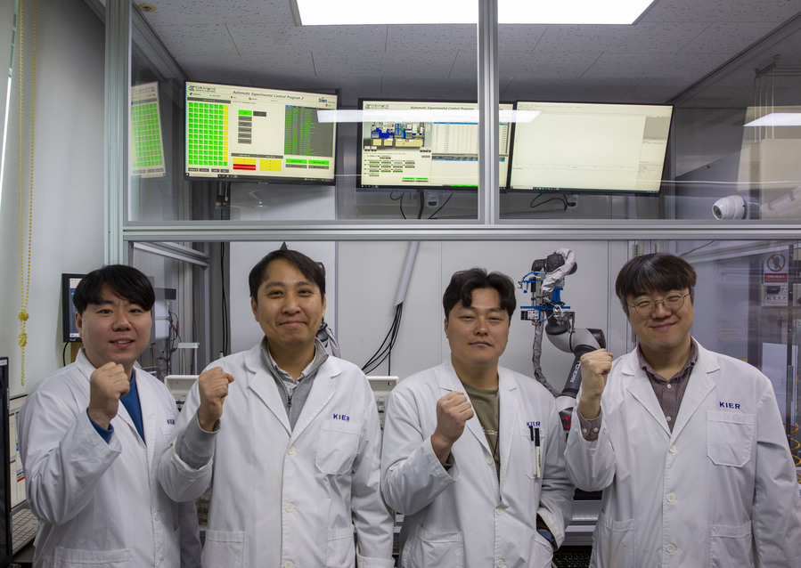 ▲ 연구진 단체사진. 왼쪽 부터 오경희 박사후연구원, 박지찬 책임연구원, 강신욱 책임연구원, 임강훈 책임연구원. (사진=에너지기술연구원) ⓒ전성무 기자