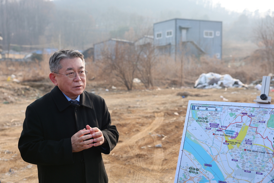 ▲ 김준동 남부발전 사장(왼쪽)이 11일 고양창릉 발전소 건설 예정 부지를 방문해 위성사진 및 배치도 등을 대조하며 주요 시설 위치와 건설 사무소 입지 등을 점검하고 있다. (사진=남부발전) ⓒ전성무 기자