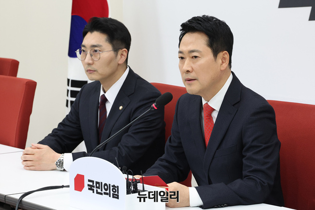 ▲ 장동혁 국민의힘 대표가 12일 오전 국회에서 기자회견을 열고 청와대에서 열리는 이재명 대통령과 여야 대표 회동에 참석하지 않겠다는 입장을 밝히고 있다. ⓒ이종현 기자