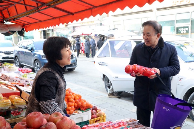 ▲ 안광복 상임감사가 태백 황지 자유시장을 찾아 지역 농산물을 구매하고 있는 모습. ⓒ강원랜드