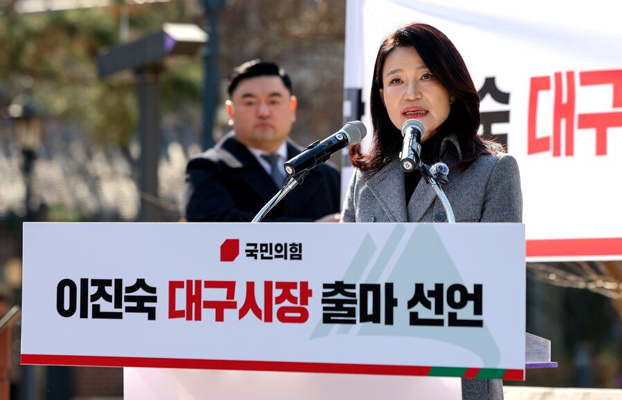 ▲ 이진숙 전 방송통신위원장이 12일 대구 중구 국채보상운동기념공원에서 6·3 지방선거 대구시장 출마 선언을 하고 있다. ⓒ뉴시스