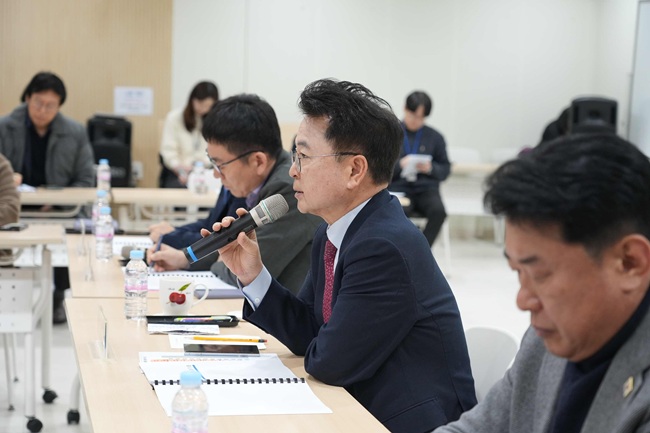 ▲ 육동한 시장이 12일 강남동 행정복지센터에서 '시장·읍면동장 간담회'를 갖고 국·소별 시책과 현안사업을 점검하고 시정 전반에 대한 공감대를 형성했다. ⓒ춘천시