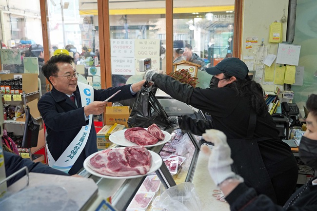 ▲ 육동한 시장은 간담회 종료 후에 읍면동장과 함께 풍물시장에서 직접 장을 보며 명절 물가 동향과 전통시장 분위기를 살피고, 상인들의 애로사항을 청취했다. ⓒ춘천시