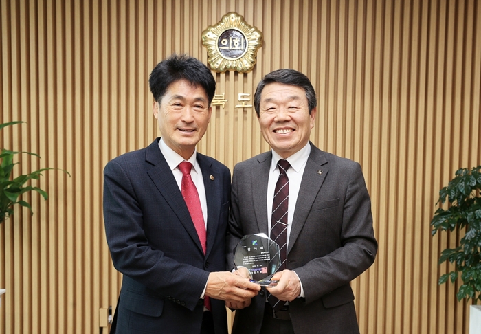 ▲ 한국도로교통공단으로부터 감사패를 받고 있는 이양섭 충북도의회 의장(왼쪽). ⓒ충북도의회
