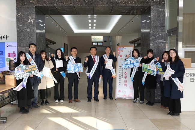 ▲ 동해시는 심규언 시장과 김정윤 부시장을 비롯해 국·과장 등 간부 공무원과 직원들이 참여해 청탁금지법 준수와 명절 선물 안 주고 안 받기 실천을 홍보하고, 청렴 실천 홍보물을 배부했다. ⓒ동해시