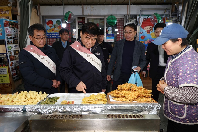 ▲ 동해시는 동쪽바다중앙시장 커뮤니티광장에서 '설맞이 전통시장 가는 날' 행사를 개최했다. ⓒ동해시