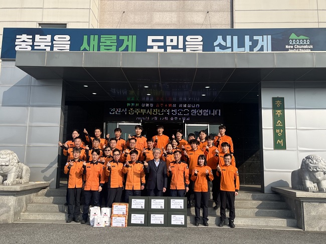 ▲ 김진석 충주시장 권한대행(앞줄 가운데) 12일 소방서 방문 격려