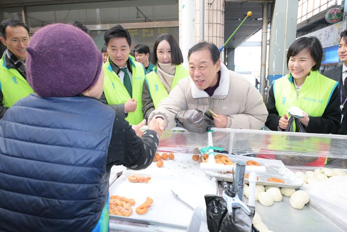 ▲ 최민호 세종시장이 12일 시 직원과 공공기관 임직원 등 80여 명과 함께 금남면 용포리 세종대평시장에서 제수용품과 생필품을 구매하고 있다.ⓒ세종시