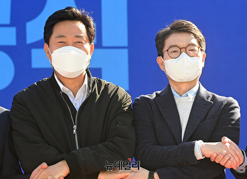 ▲ 오세훈 서울시장과 정원오 성동구청장이 2022년 성동구 삼표레미콘 성수공장에서 열린 해체공사 착공식에서 기념 사진을 찍고 있다. ⓒ뉴데일리DB