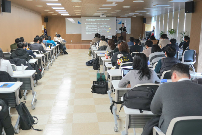 ▲ 한국해양진흥공사는 지난 11일 업계 및 유관기관 관계자 50여 명이 참석한 가운데 블룸버그와 공동으로 개최한 해상공급망 세미나에서 세계 해운·조선·물류 시장의 핵심 변수와 대응 전략을 분석했다.ⓒ한국해양진흥공사