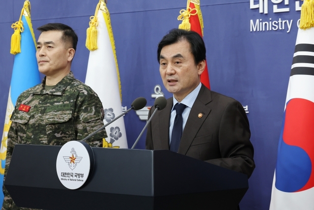 ▲ 안규백 국방부 장관이 12일 서울 용산구 국방부 브리핑룸에서 12·3 불법 비상계엄 사건의 전개와 관련한 국방부 헌법존중 정부혁신 TF 활동결과를 발표하고 있다. 왼쪽은 박정훈 국방부조사본부장. ⓒ연합뉴스