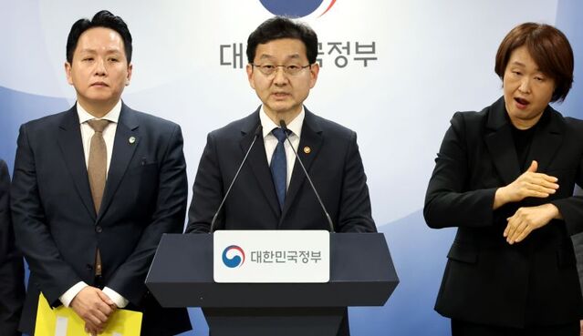 ▲ 윤창렬 국무조정실장이 12일 오후 서울 종로구 정부서울청사에서 '헌법존중 정부혁신 TF 조사결과 발표' 브리핑을 하고 있다. ⓒ뉴시스