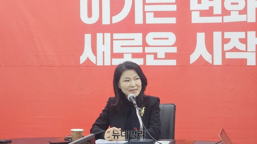 ▲ 이진숙 전 위원장은 국민의힘 대구시당에서 대구시장 출마와 관련한 기자회견을 갖고 “보궐로 국회로 갔다가 하는데 어떠냐는 얘기가 있는데 두 가지(대구시장, 국회의원) 모두 나랏일을 하는데 시장으로 저는 준비가 잘 돼 있다. 결과로 보여드리겠다”라고 강조했다.ⓒ뉴데일리