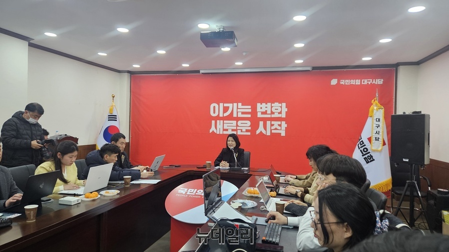 ▲ 대구경북 행정통합이 되도 출마하느냐 질문에 “기본적으로 대구경북 통합에 대해서 시너지 낼 수 있다는 차원에서 원칙적으로 찬성한다”면서 “대구에 12곳 국회의원이 있어 시장이 되면 국회의원들과 통합을 구체화해서 해나갈지 경북 13명 국회의원과 성공적 통합이 되도록 하겠다”라고 말했다.ⓒ뉴데일리