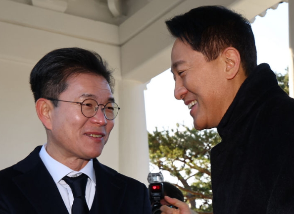 ▲ 오세훈 서울시장(오른쪽)과 정원오 성동구청장이 새해 첫날인 지난달 1일 서울 동작구 국립서울현충원을 참배 후 인사를 나누는 모습. ⓒ뉴시스