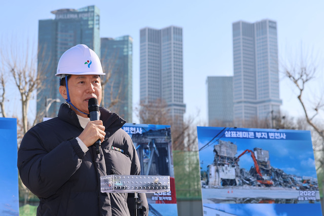 ▲ 오세훈 서울시장이 지난 3일 서울 성동구 성수동 옛 삼표레미콘 부지를 방문해 현장을 둘러본 뒤 기자간담회를 하는 모습. ⓒ뉴시스
