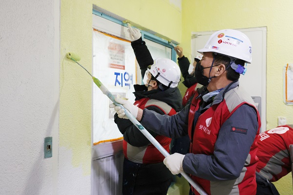 ▲ 롯데건설 샤롯데 봉사단이 12일 지역아동센터 시설 및 환경을 개선해주는 '꿈과 희망의 러브하우스' 봉사활동에 참여하고 있다.ⓒ롯데건설 제공