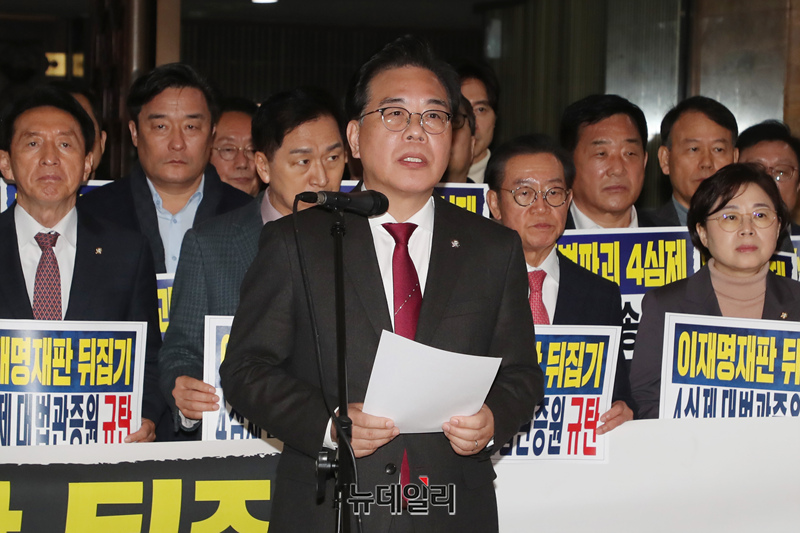 ▲ 송언석 국민의힘 원내대표가 12일 서울 여의도 국회 로텐더홀에서 열린 ‘이재명 대통령 재판 뒤집기, 4심제 위헌 악법 규탄’ 대회에서 발언을 하고 있다. 이종현 기자