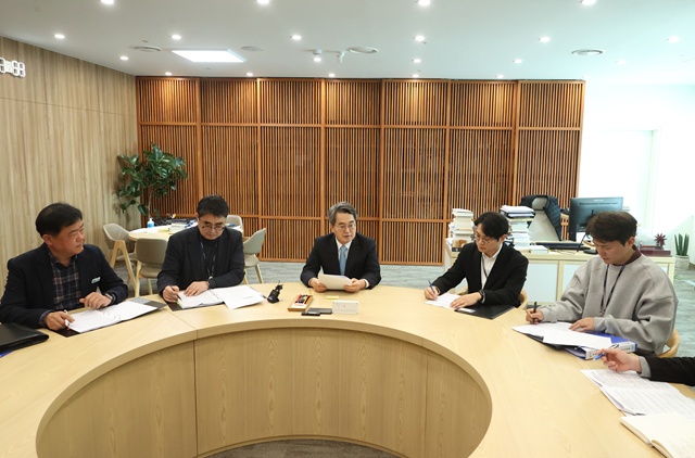 ▲ 김동연 경기도지사가 12일 오후 특사경담당자등 도실무진과 함께 부동산 투기 및 담합 특별대책회의를 하고있다. ⓒ경기도 제공