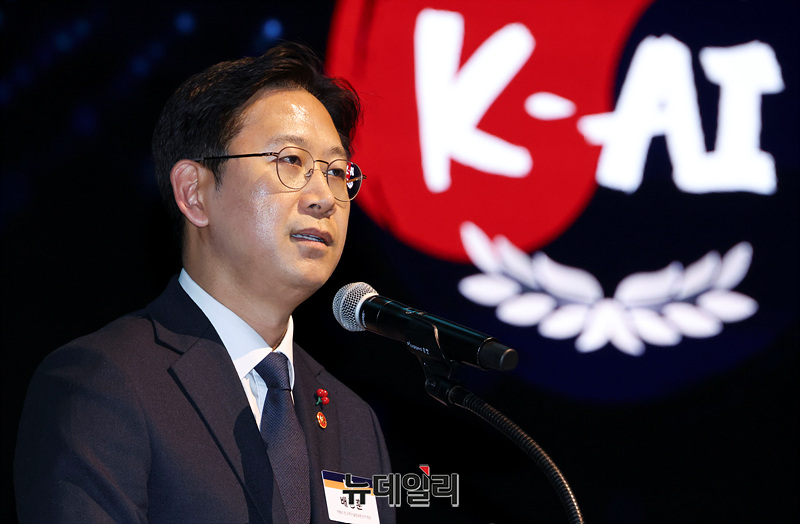 ▲ 배경훈 부총리 겸 과학기술정보통신부 장관이 지난해 12월 30일 오후 서울 강남구 코엑스에서 열린 '독자 AI 파운데이션 모델' 프로젝트 1차 발표회에서 환영사를 하고 있다.ⓒ뉴데일리DB