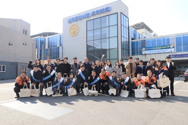 ▲ 권정복 의장과 의원들은 삼척 중앙시장을 찾아 전통시장 장보기 행사를 진행했다. ⓒ삼척시의회