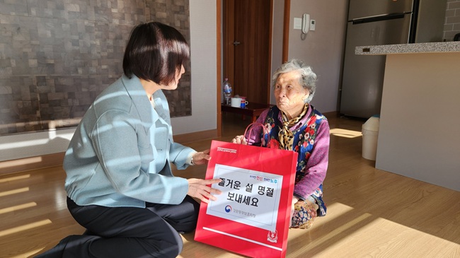 ▲ 강원동부보훈지청이 12일 강릉에 거주하는 6·25참전유공자의 배우자 자택을 방문해 건강식품을 전달하고 건강상태와 생활환경 등을 살폈다. ⓒ강원동부보훈지청