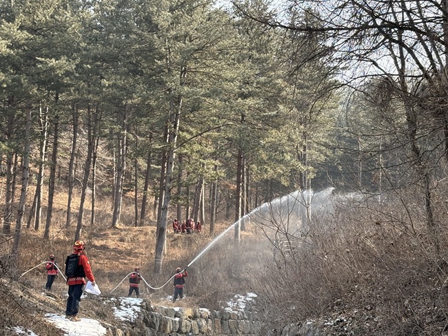 ▲ 북부지방산림청이 12일 강원 홍천군 홍천읍 상오안리 일원에서 산림청, 소방, 경찰, 지자체 등 유관기관이 참여한 '2026년 유관기관 합동 산불진화훈련'을 실시했다. ⓒ북부지방산림청