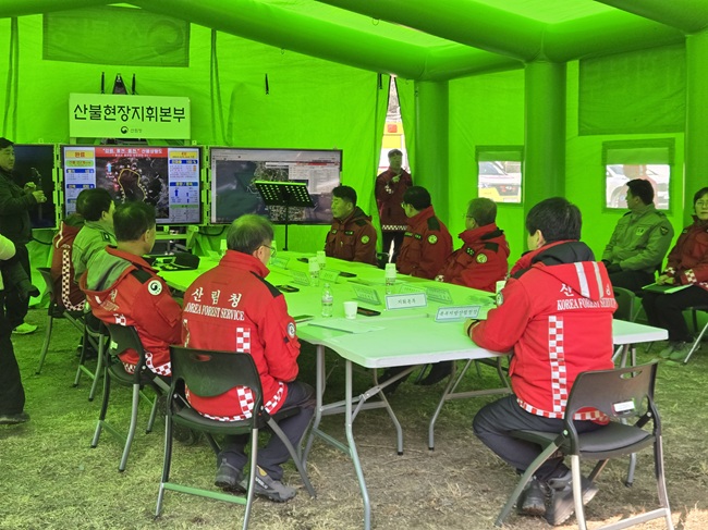 ▲ 북부지방산림청이 12일 강원 홍천군 홍천읍 상오안리 일원에서 산림청, 소방, 경찰, 지자체 등 유관기관이 참여한 '2026년 유관기관 합동 산불진화훈련'을 실시했다. ⓒ북부지방산림청