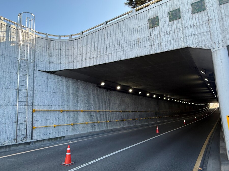 ▲ 대구 동구청(구청장 윤석준)은 지하차도 침수에 대비하여 불로지하차도 내 대피유도시설의 설치를 완료했다.ⓒ동구청