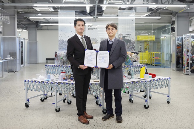 ▲ 사진 왼쪽으로부터 건강보험심사평가원 정민용 안전경영실장, 수퍼빈㈜ 김응식 부사장. ⓒ건강보험심사평가원