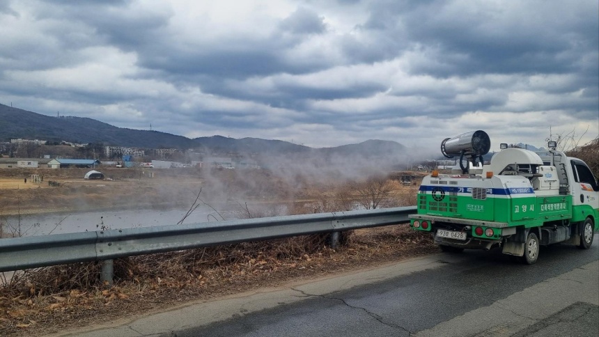 ▲ 고양시는 방역차량을 이용해 수시로 하천 방역소독을 살시하고 있다 ⓒ고양특례시 제공