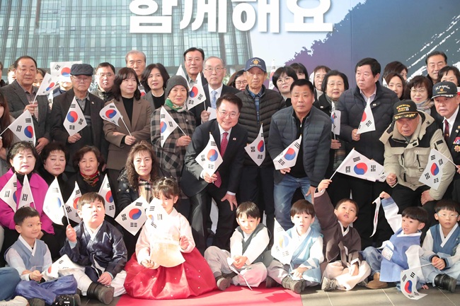 ▲ 춘천시가 태극기 달기를 일상 속 문화로 정착시키기 위한 '태극기 달기 범시민운동'의 두 번째 이야기를 본격 추진한다. ⓒ춘천시