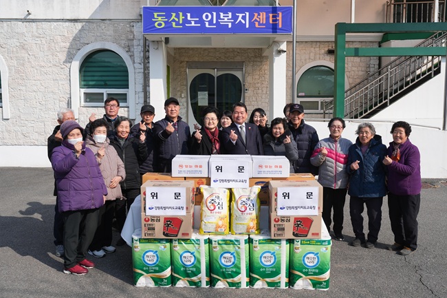 ▲ 사회복지시설 8곳을 방문해 명절 인사와 함께 위문품을 전달했다. ⓒ강원특별자치도교육청