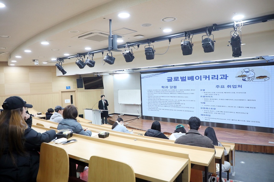 ▲ 이종민 센터장이 학생들에게 학과에 대한 설명을 하고 있다.ⓒ영남이공대학교