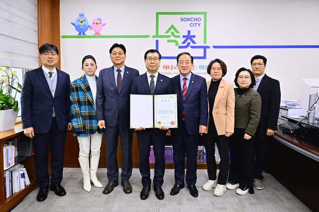 ▲ 속초시가 12일 시장 집무실에서 속초시시설관리공단 제10대 이사장 임명장 수여식을 개최했다. ⓒ속초시