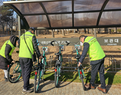 ▲ 홍성‧예산 시니어클럽이 충남 내포신도시 공영자전거 '내포씽'을 관리하고 하고 있다.ⓒ홍성군