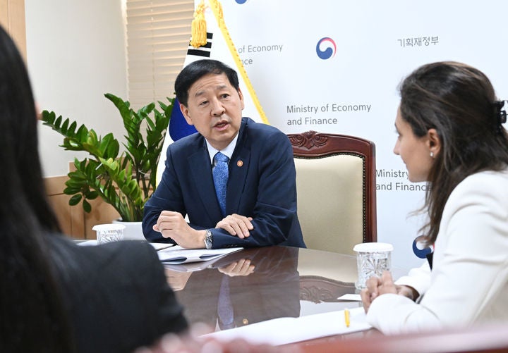 ▲ 구윤철 부총리 겸 기획재정부 장관이 8일 서울 종로구 정부서울청사에서 국제신용평가사 무디스 연례협의단 아누슈카 샤 국가신용등급 아태지역 담당 이사와 면담을 하고 있다. ⓒ뉴시스