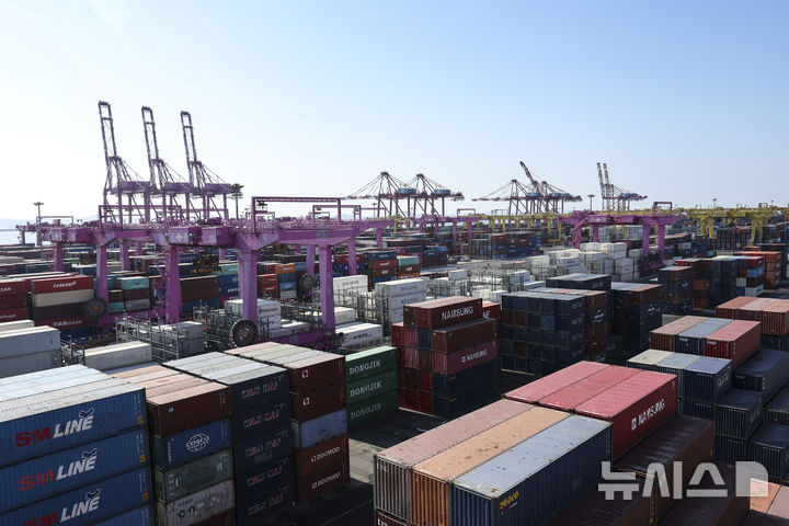 ▲ 1일 오후 인천 연수구 인천신항 야적장에 컨테이너가 놓여 있다. ⓒ뉴시스